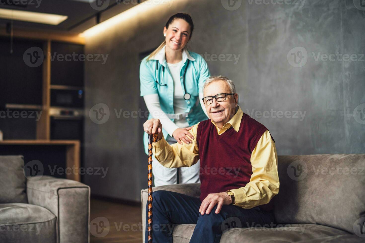 Accueil médecin est visite Sénior homme à vérifier le sien santé. professionnel soignant est assistant vieux homme à le sien maison. photo