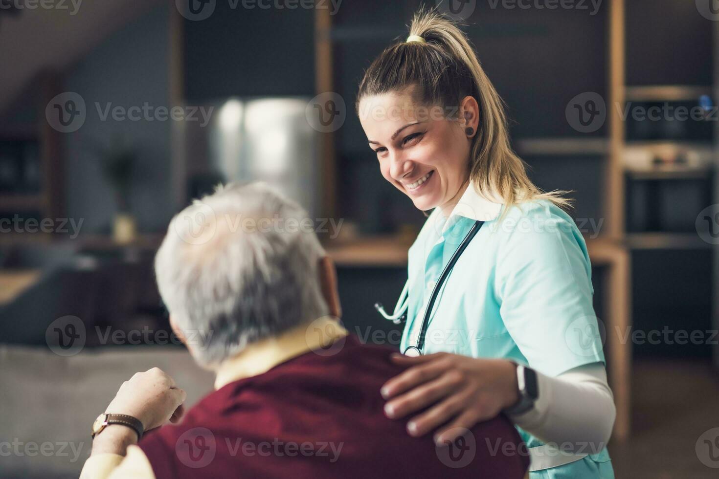 Accueil médecin est visite Sénior homme à vérifier le sien santé. professionnel soignant est assistant vieux homme à le sien maison. photo