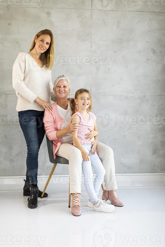 portrait de trois générations de femmes photo