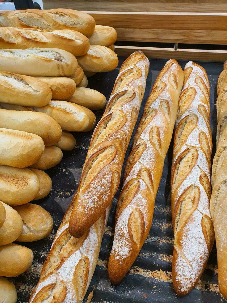 différent les types de français baguettes dans une boulangerie photo