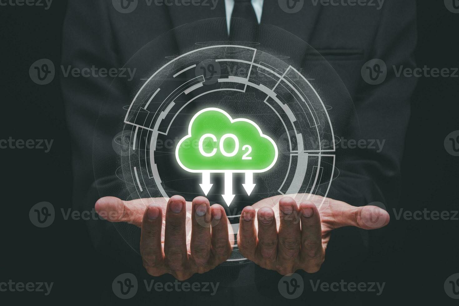 réduire CO2 émission concept, la personne main en portant avec vr écran CO2 icône, durable développement et vert affaires basé sur renouvelable énergie, électrique transport.. photo