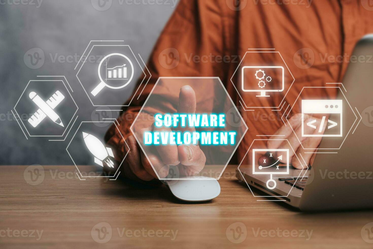 Logiciel développement concept, la personne travail sur portable ordinateur avec Logiciel développement icône sur virtuel filtrer. photo