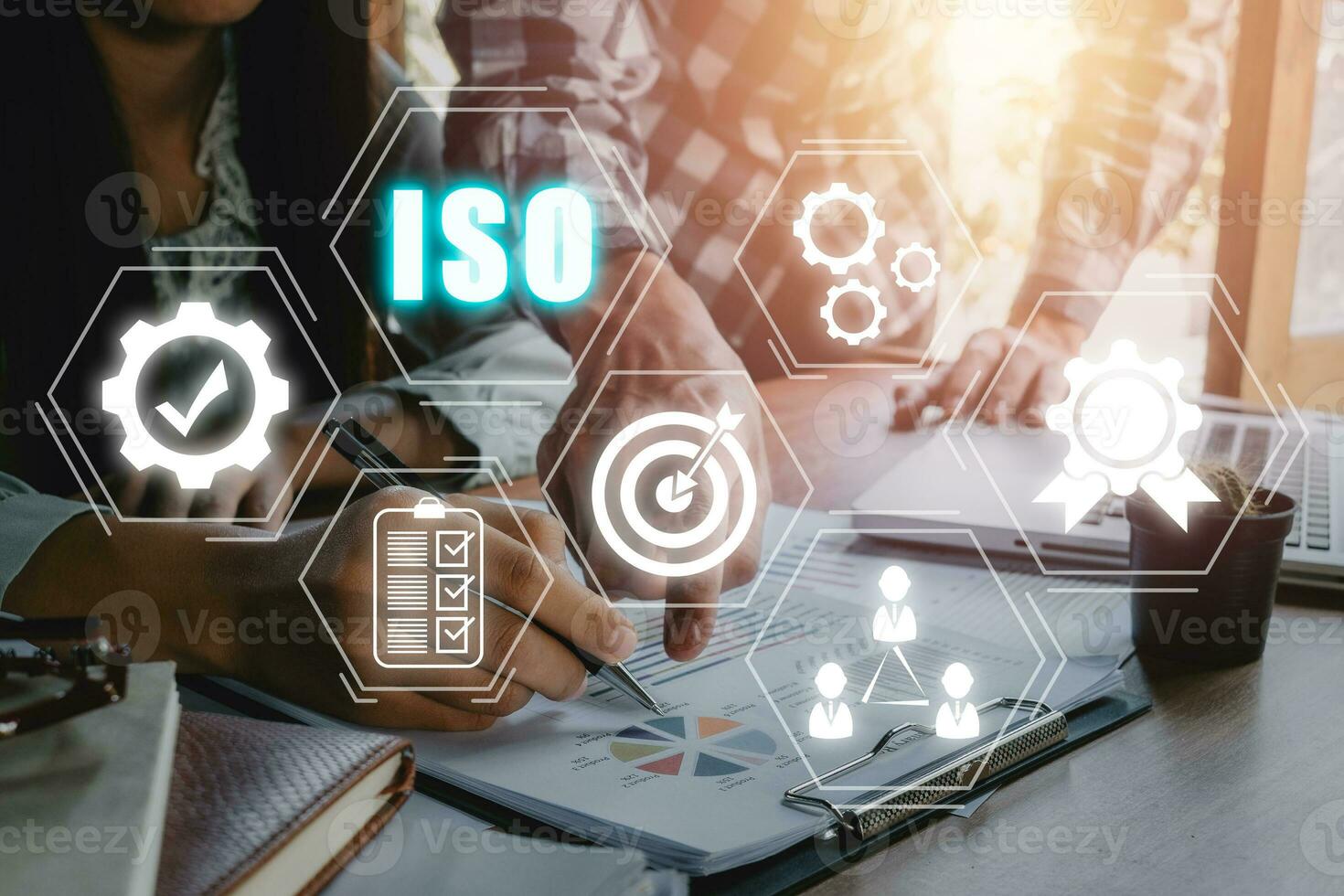 iso normes qualité contrôle concept, affaires équipe discuter Les données et document Les données avec vr écran qualité la gestion iso icône sur bureau tableau, assurance garantie, affaires La technologie concept. photo