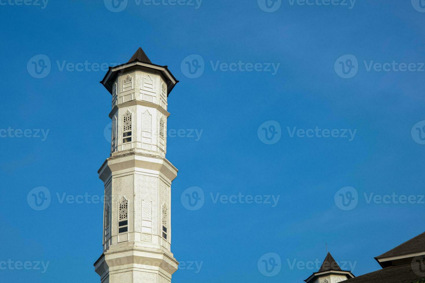 purwakarta, 05 mai 2023 - vue de le minaret de le tajug gede cilodong mosquée contre une bleu ciel comme une arrière-plan, situé dans cilodong, purwakarta photo