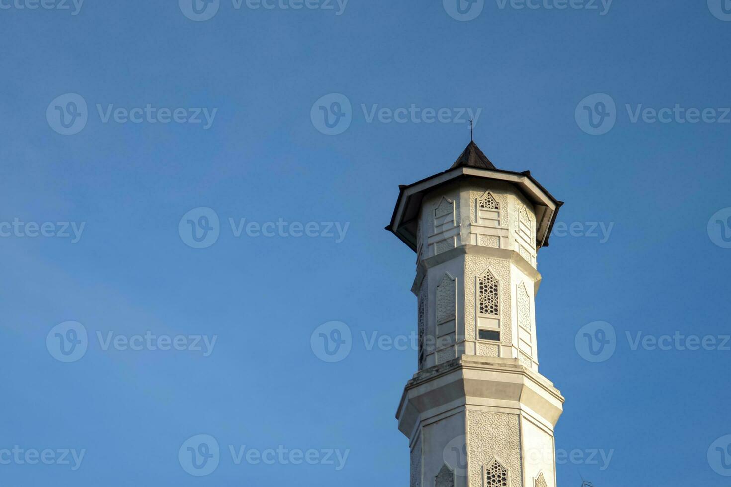 purwakarta, 05 mai 2023 - vue de le minaret de le tajug gede cilodong mosquée contre une bleu ciel comme une arrière-plan, situé dans cilodong, purwakarta photo