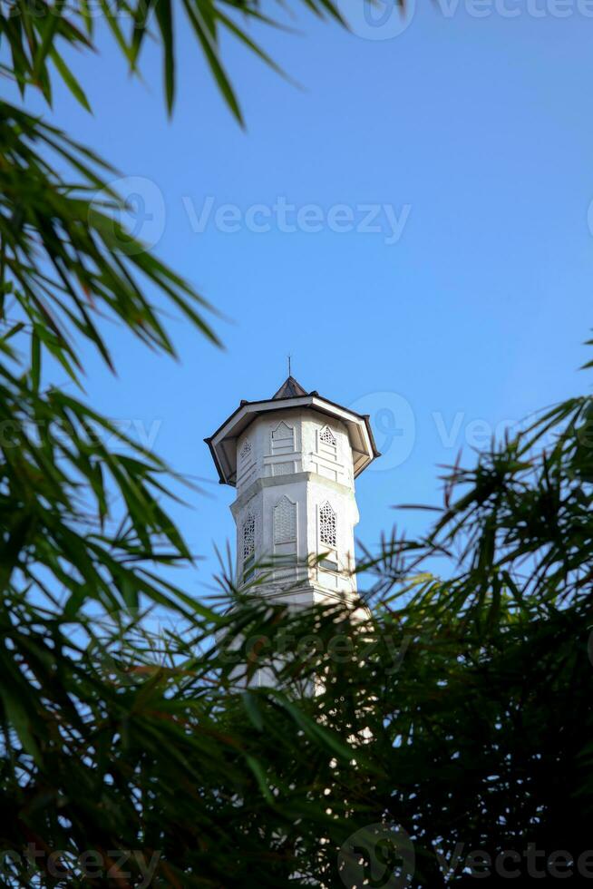 purwakarta, 05 mai 2023 - vue de le minaret de le tajug gede cilodong mosquée contre une bleu ciel comme une arrière-plan, situé dans cilodong, purwakarta photo