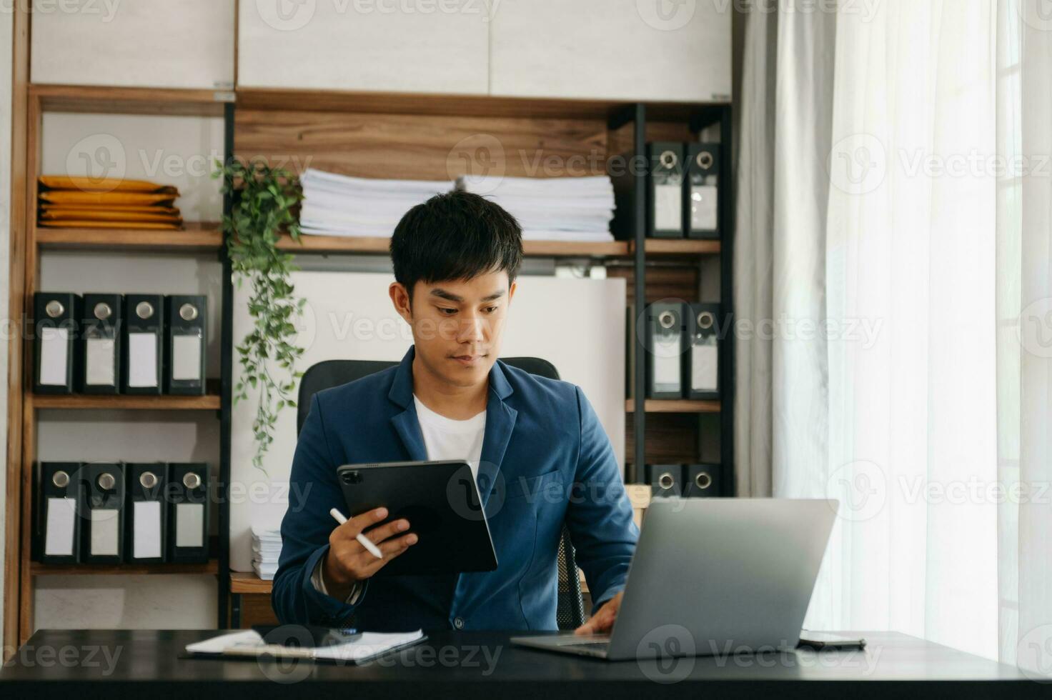 affaires homme exécutif directeur à la recherche à portable en train de regarder en ligne séminaire en ligne formation ou ayant virtuel réunion vidéo conférence Faire marché recherche travail dans bureau. photo