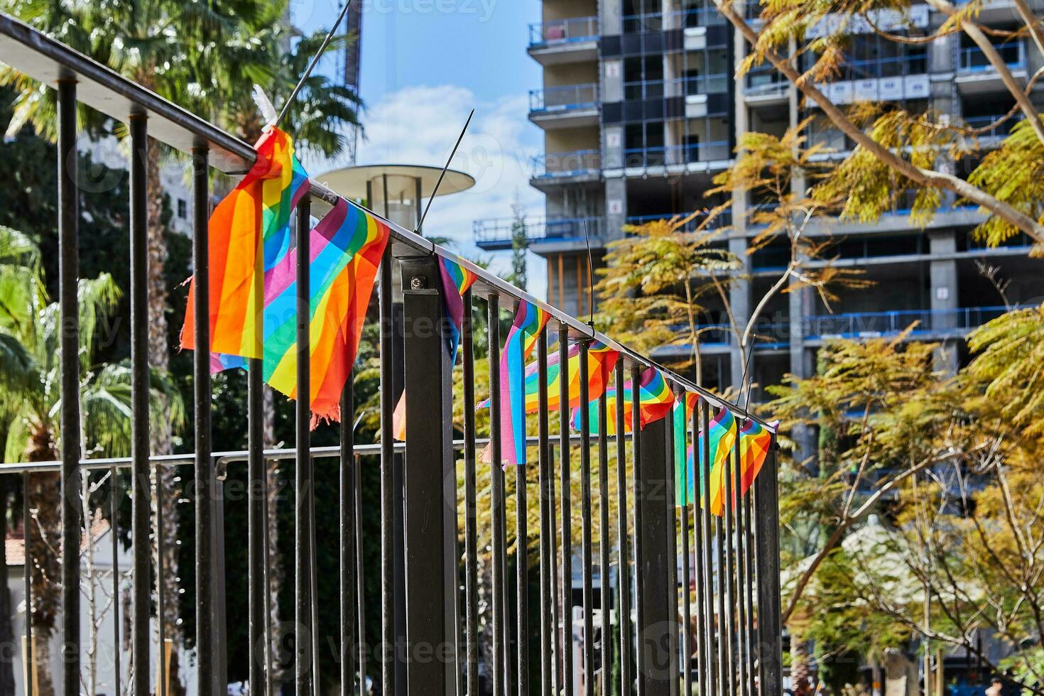 arc en ciel drapeaux pendaison sur le clôture pour décoration avant le fierté parade photo