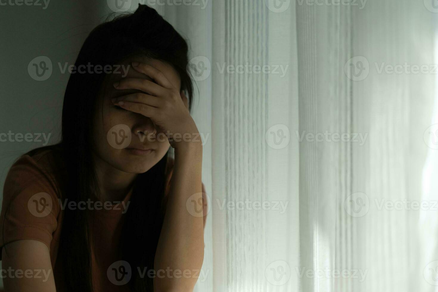 malheureuse femme asiatique fille déçue, triste à cause d'un problème à la maison seule, se sentir seule, stressée, souffrant d'une mauvaise relation, rompre, divorcer, femme confuse, dépression santé mentale, solitude photo