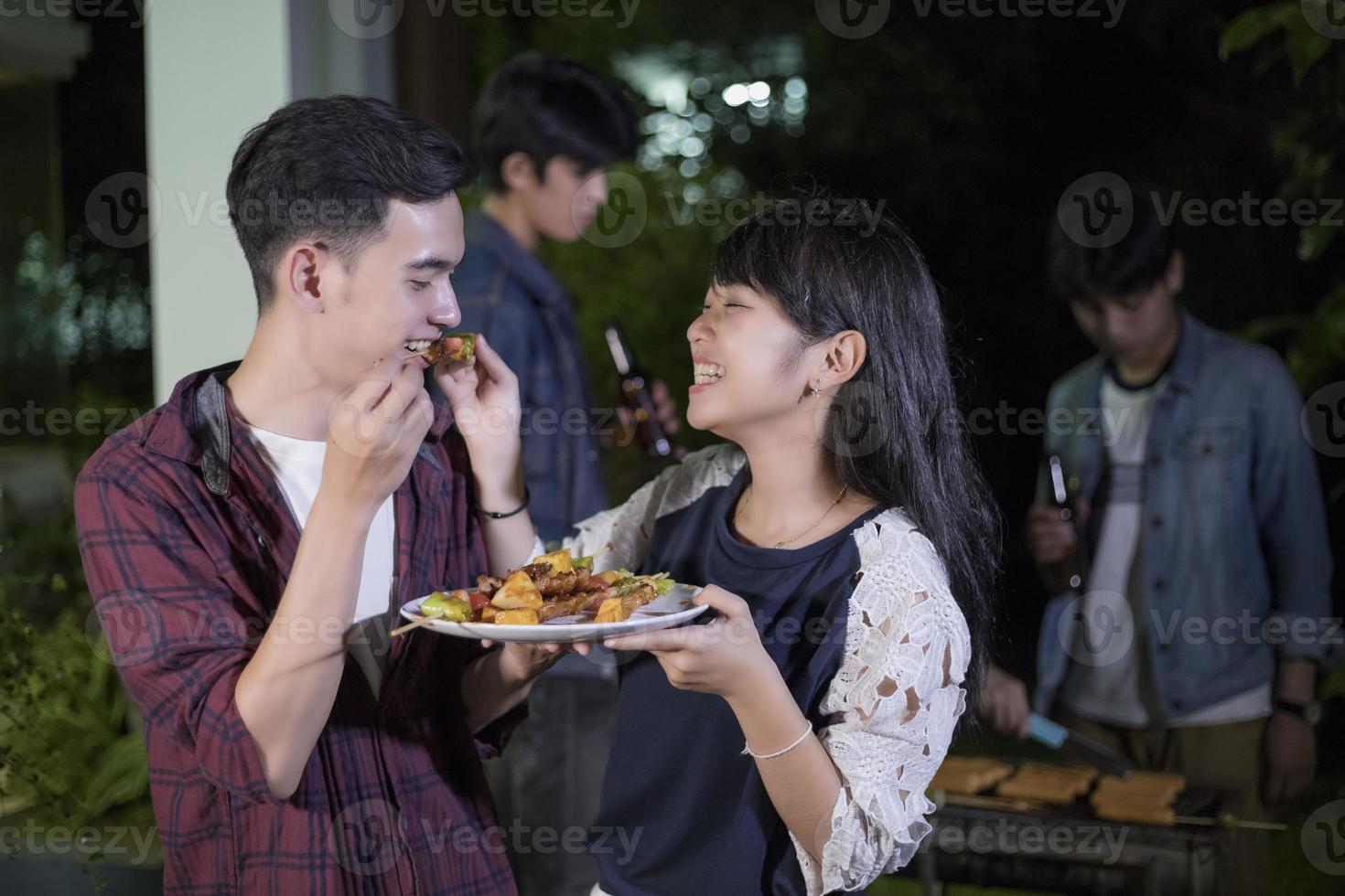 couple romantique se nourrissant photo