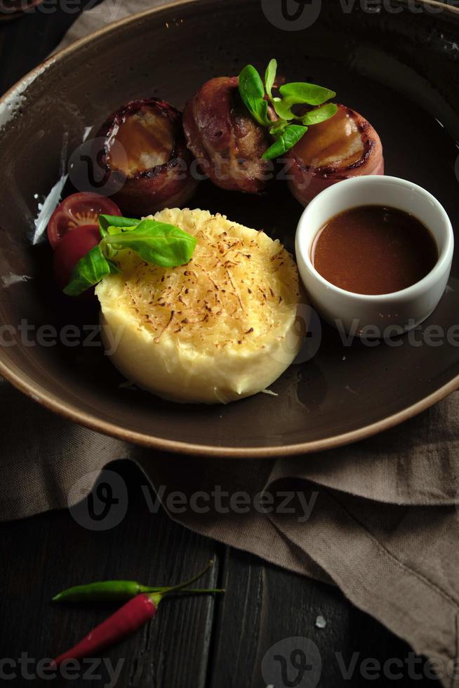 Rouleaux de viande au bacon avec purée de pommes de terre menu traiteur photo