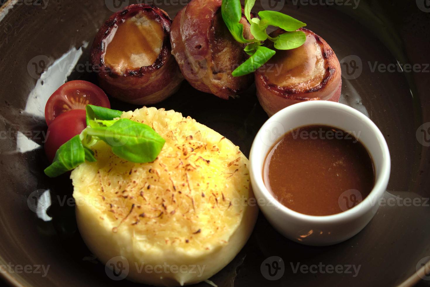 Rouleaux de viande au bacon avec purée de pommes de terre photo