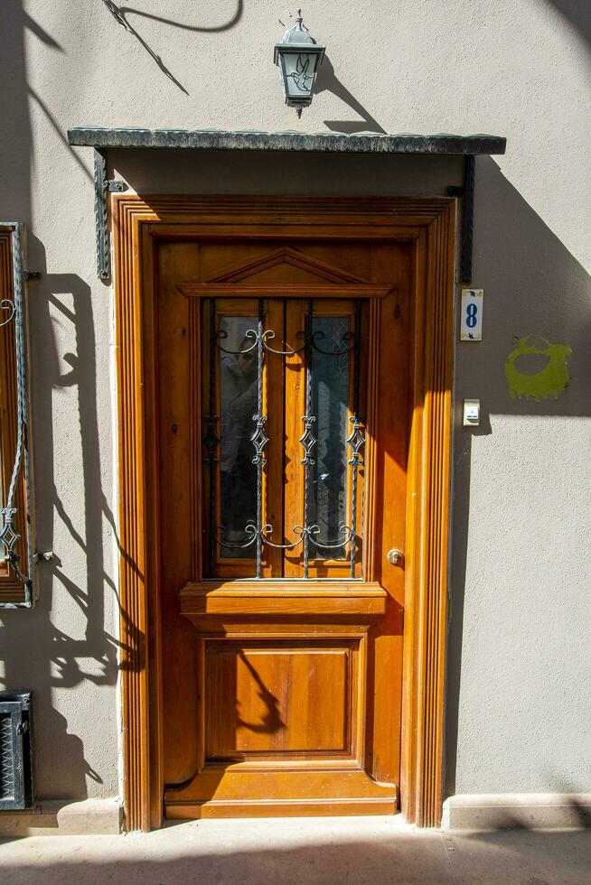 une marron en bois et vieux porte dans une pierre maison. photo