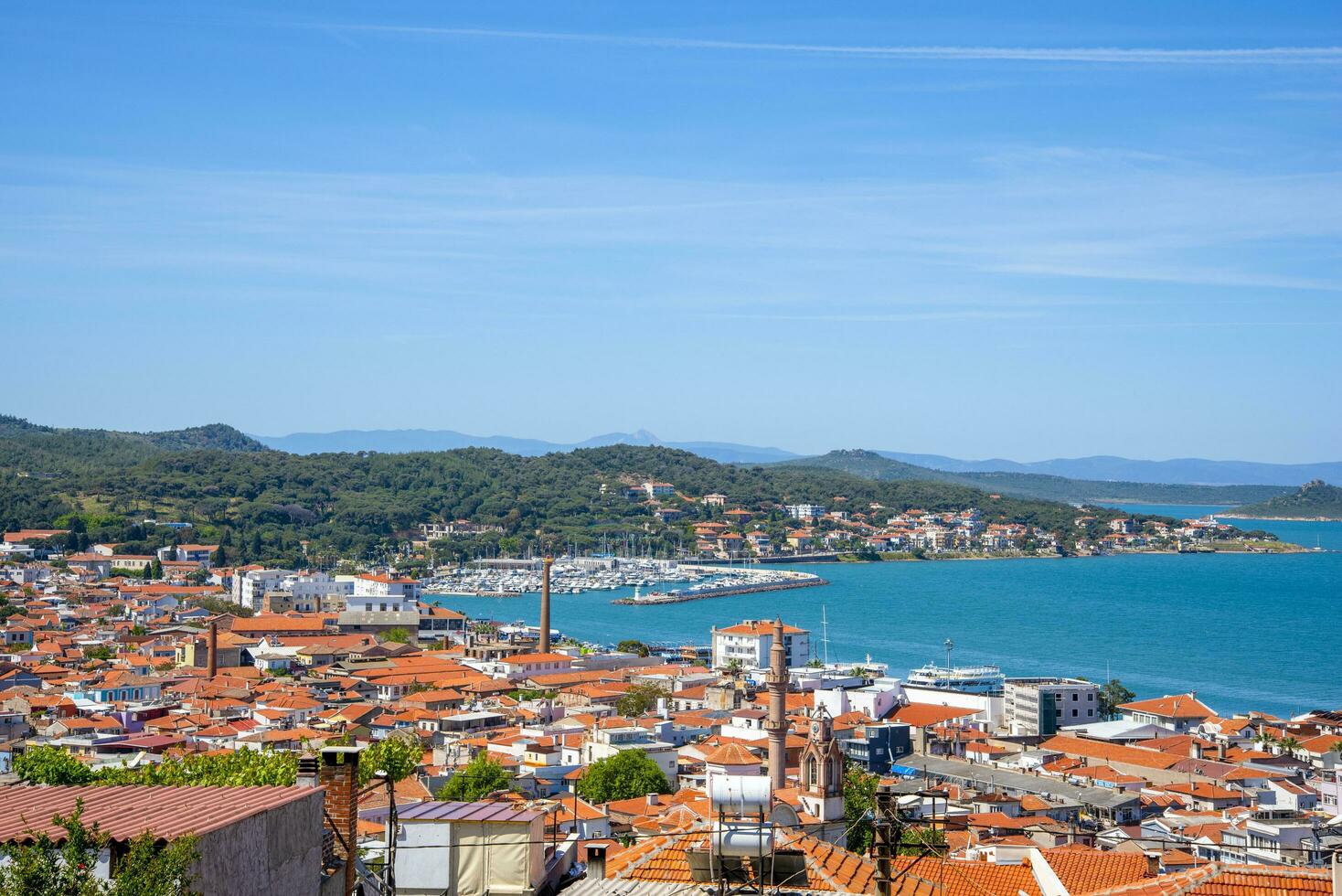 turc ville avec le mer, collines, et rouge toits sur une été et ensoleillé journée. photo