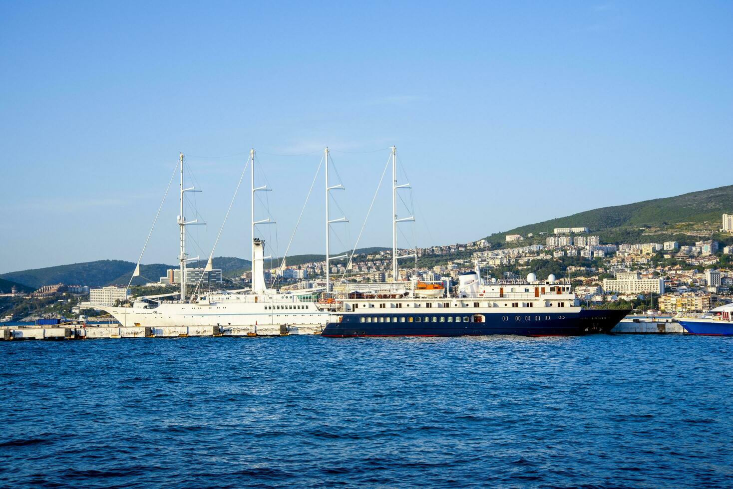 navires dans Kusadasi amarré sur une été et ensoleillé journée. photo