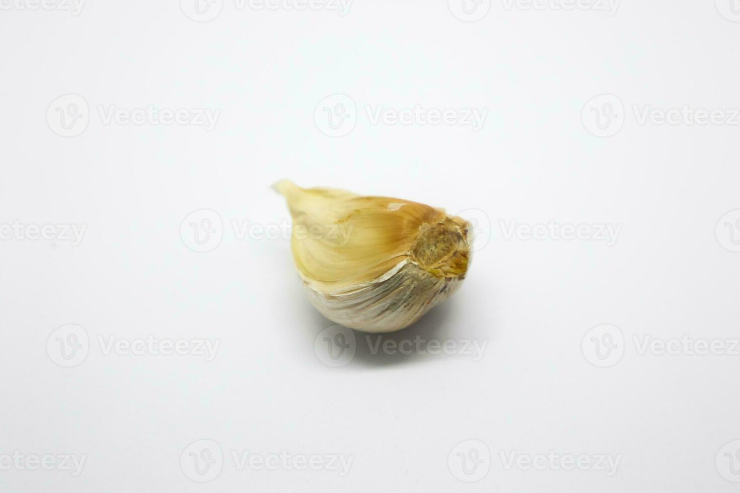 bawang putih ou Ail. allium sativum est un de le Ingrédients pour cuisson. isolé sur blanc Contexte. photo