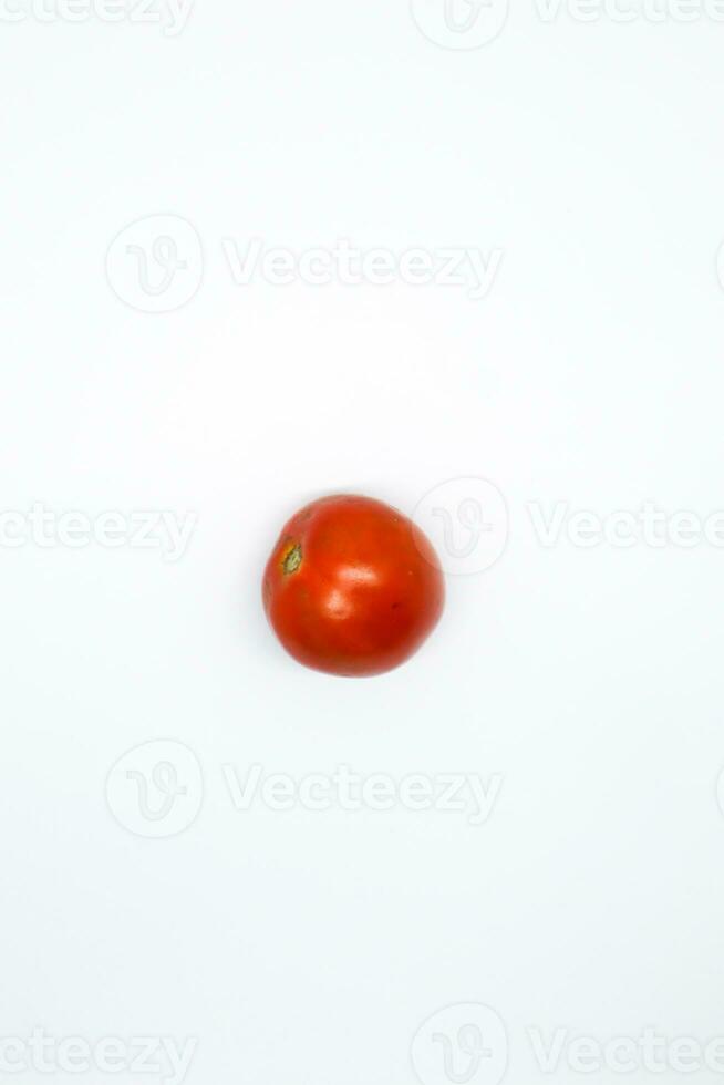 mûr tomate isolé sur blanc Contexte dans fermer photo