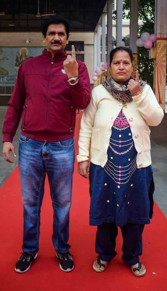 Nouveau Delhi, Inde - mai 04 2023 - non identifié gens montrant leur marqué à l'encre les doigts après moulage votes dans de face de vote cabine de est delhi zone pour mcd local corps élections 2022 photo