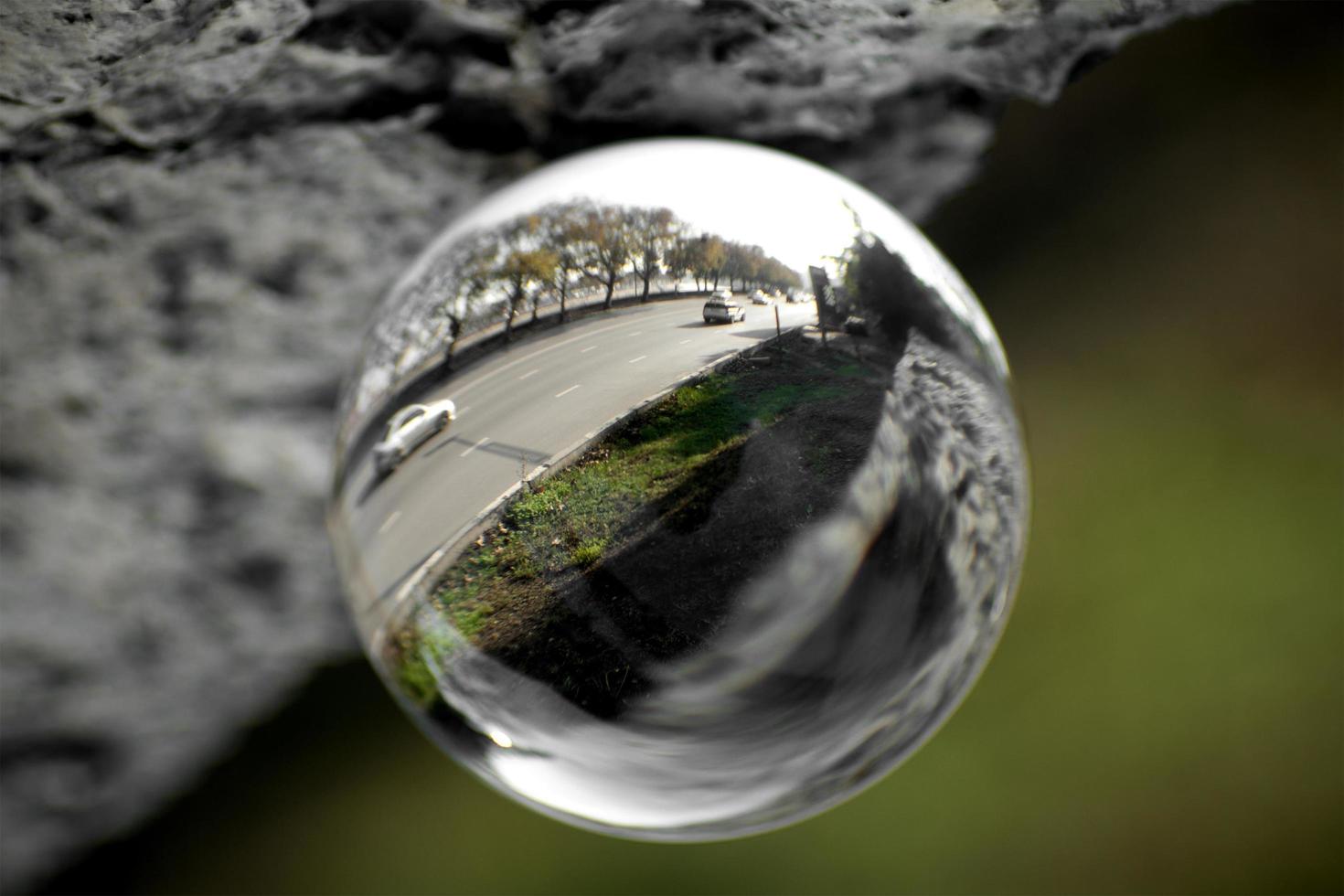 vue sur la rue à travers la boule de lentille photo