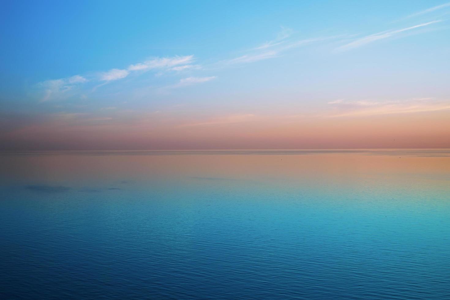 délicieux coucher de soleil délicat sur une mer calme photo