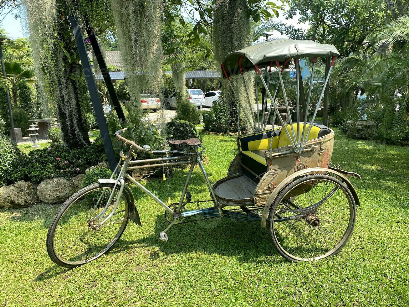 vieux ancien tricycle sur une pelouse non personnes. photo