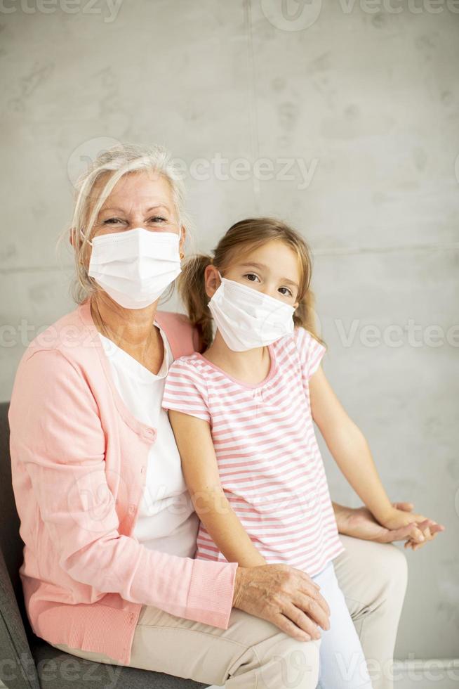 grand-mère et petite-fille portant des masques photo