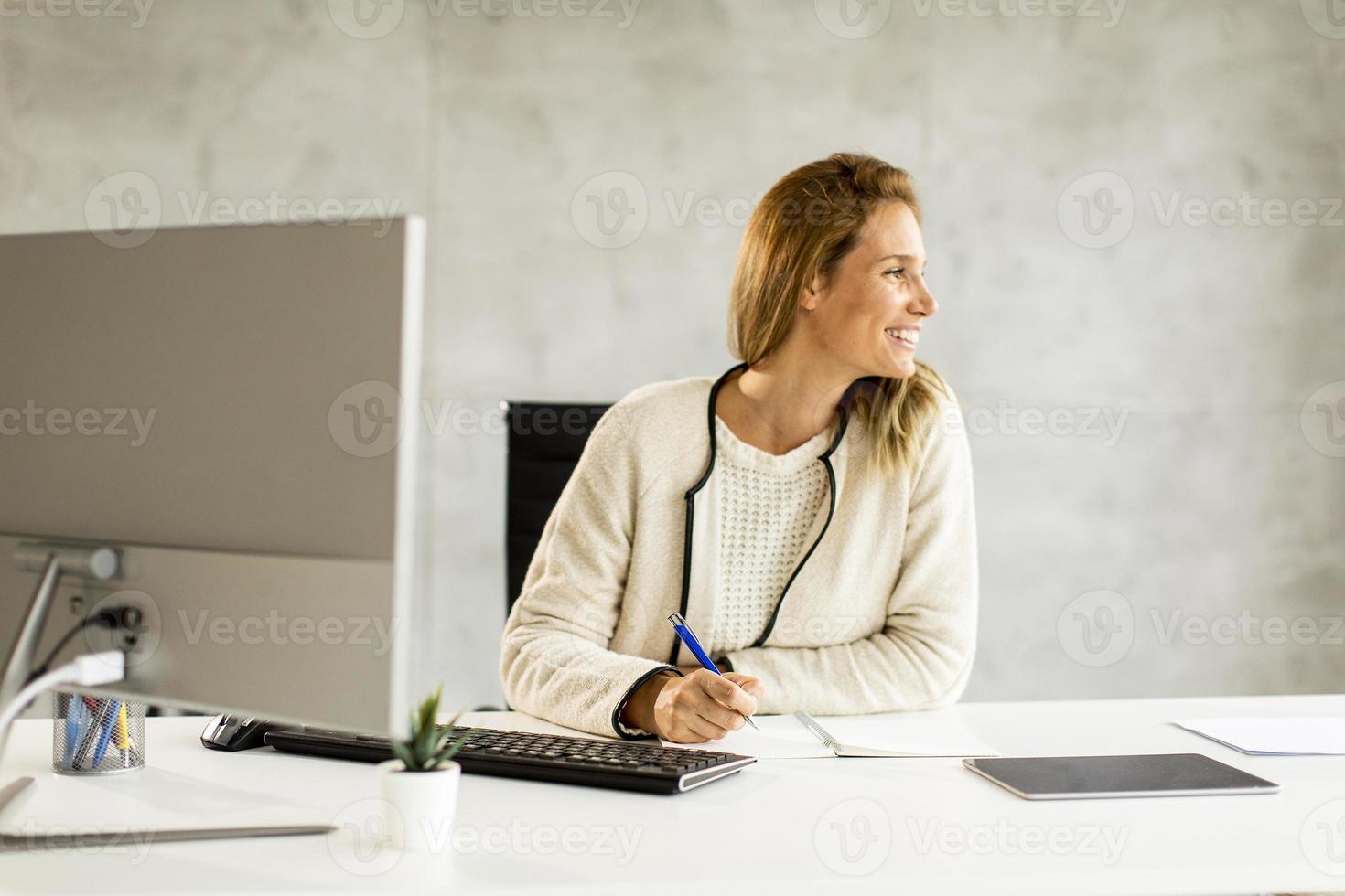 femme affaires, regarder loin, bureau photo