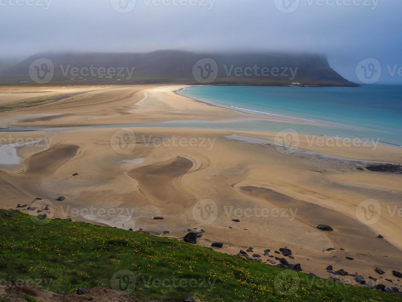 Plage de sable dans les fjords de l'ouest de l'Islande photo