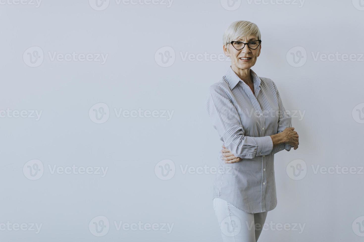 femme d'affaires mature avec les bras croisés et copiez l'espace photo