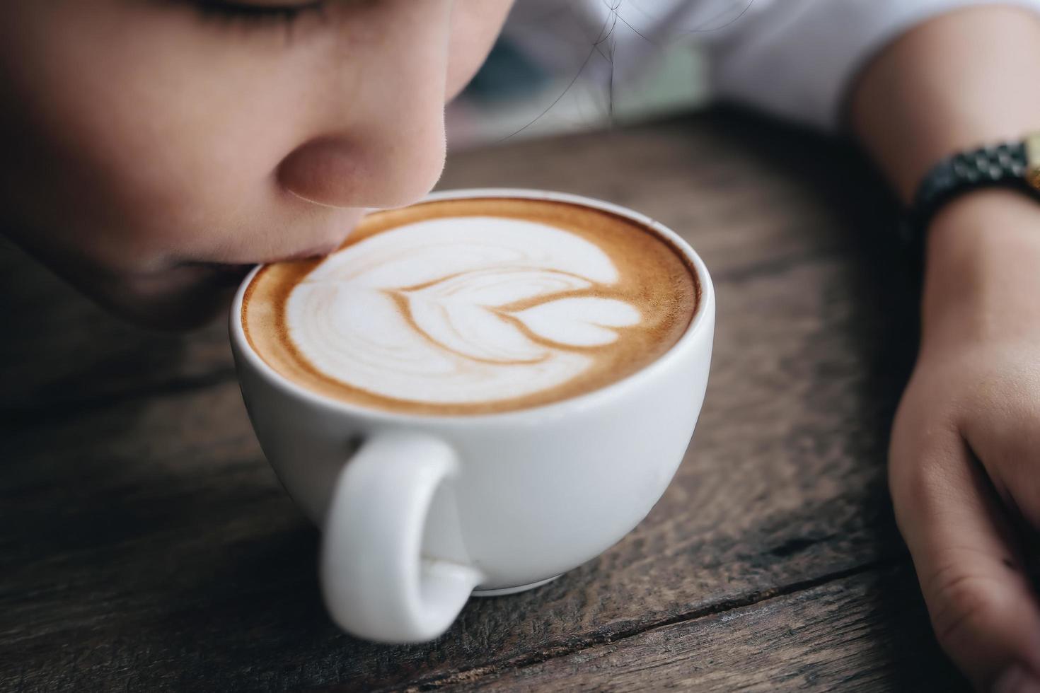 femme boit du café photo