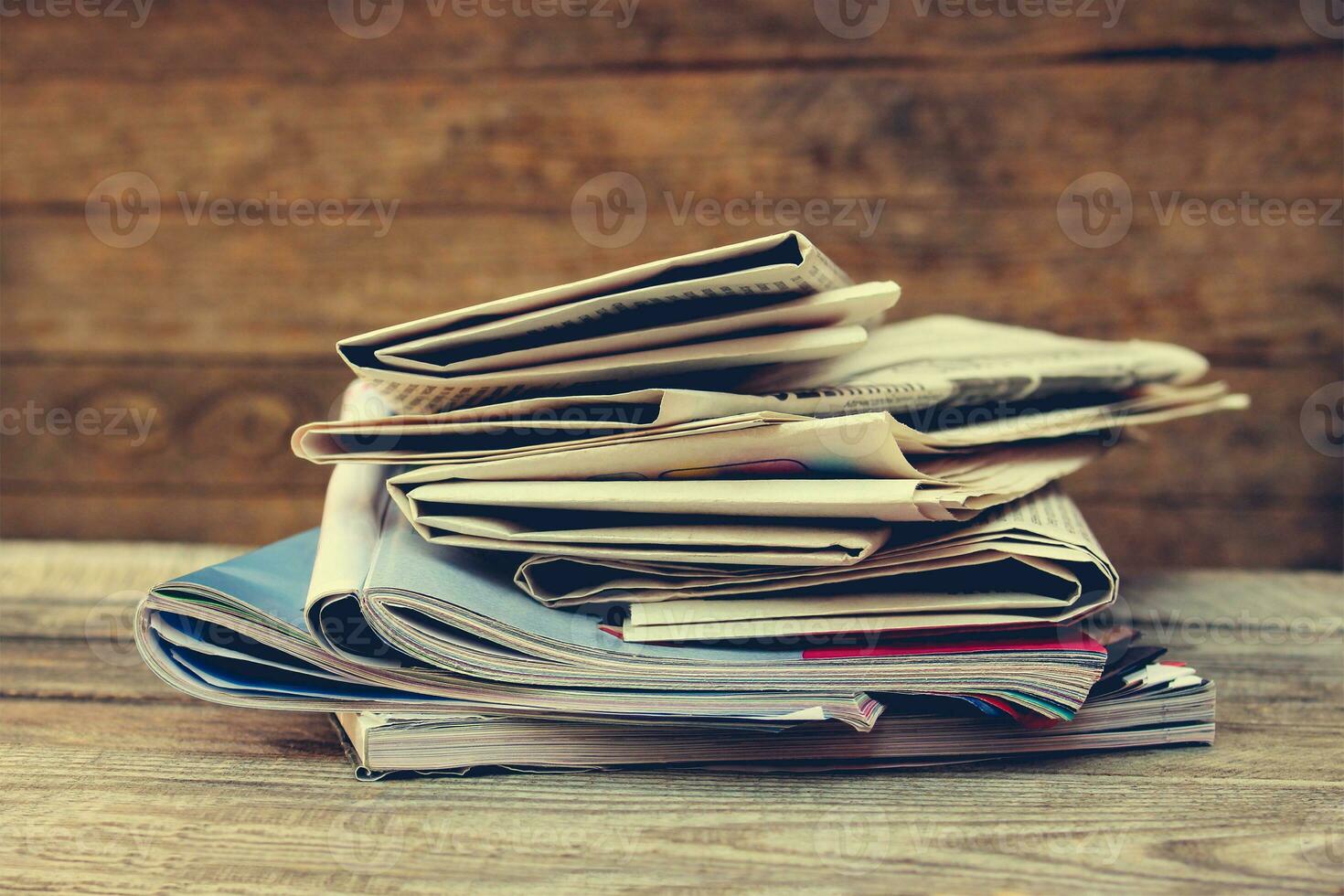 journaux et magazines sur fond de bois ancien. image tonique. photo