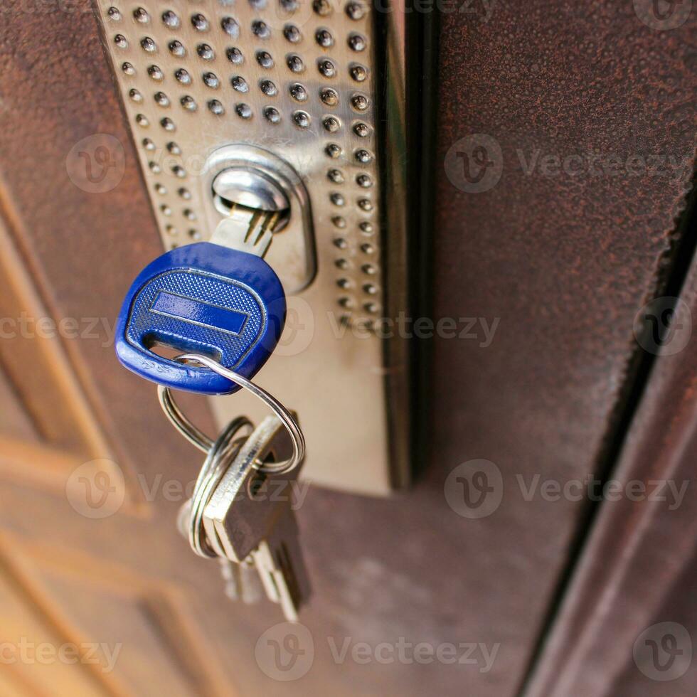 le clé dans le fermer à clé de le le fer porte. photo