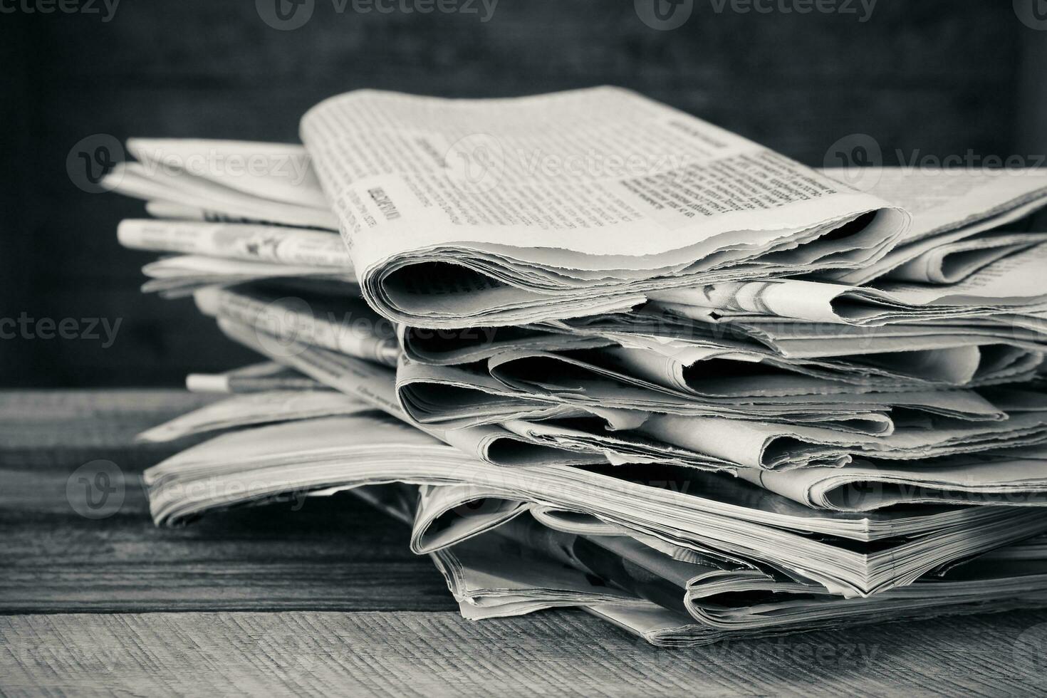 journaux et les magazines sur vieux bois Contexte. noir et blanc tir. photo