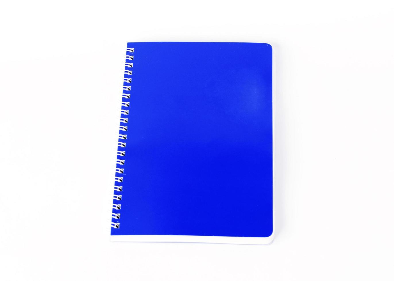 livre de journal bleu sur fond blanc photo