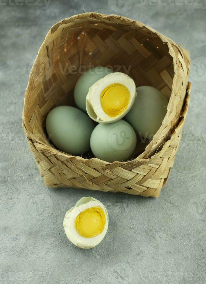 telur un péché ou salé canard Oeuf est traditionnel indonésien nourriture, fabriqué de canard Oeuf cette aller par une certain processus à faire il goût salé photo