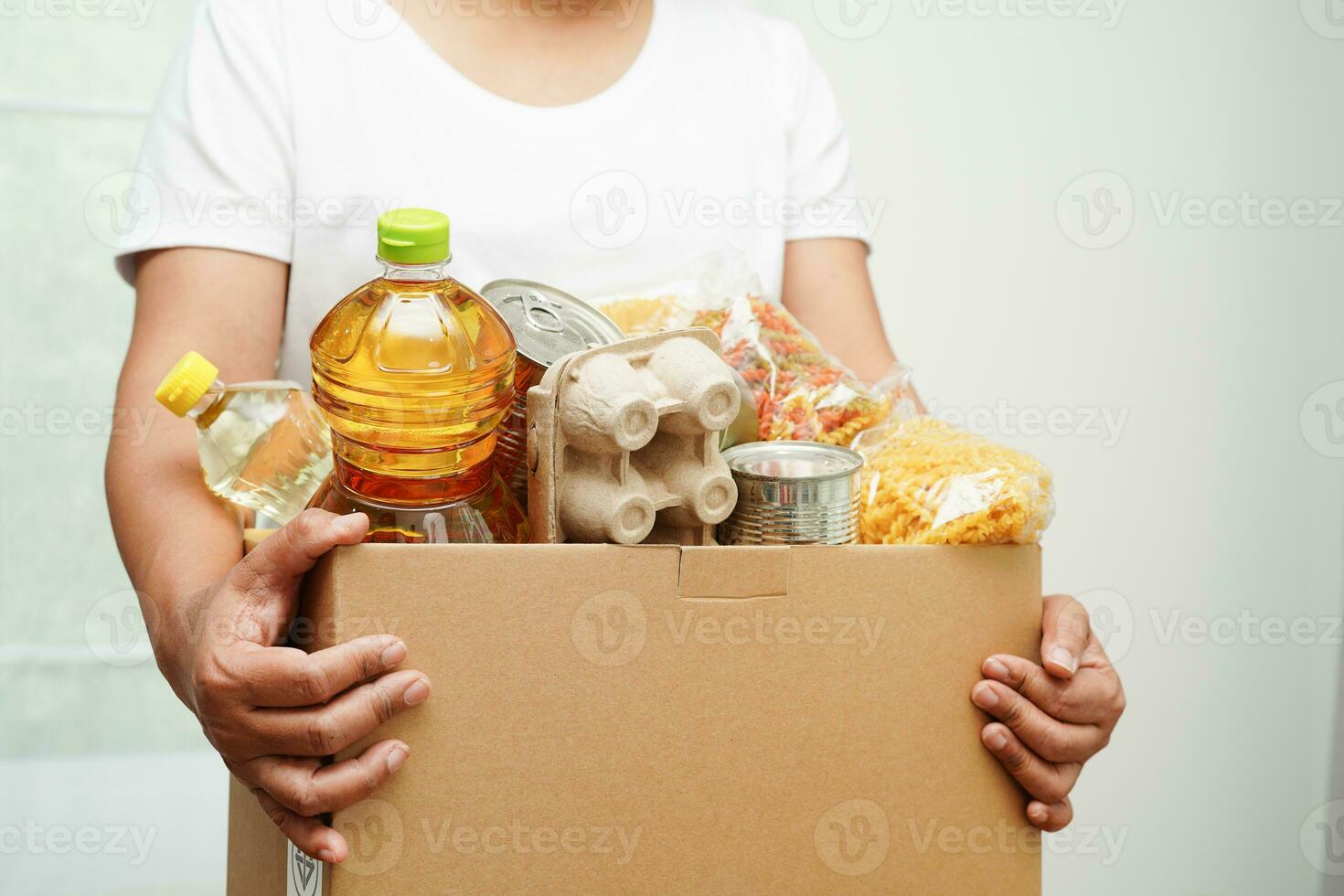 denrées alimentaires dans une boîte de dons pour les volontaires pour aider les gens. photo