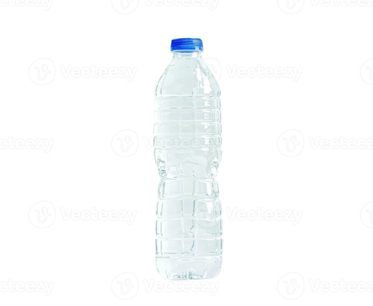 bouteille d'eau en plastique isolée sur fond blanc avec un tracé de détourage, minéral, concept sain. photo