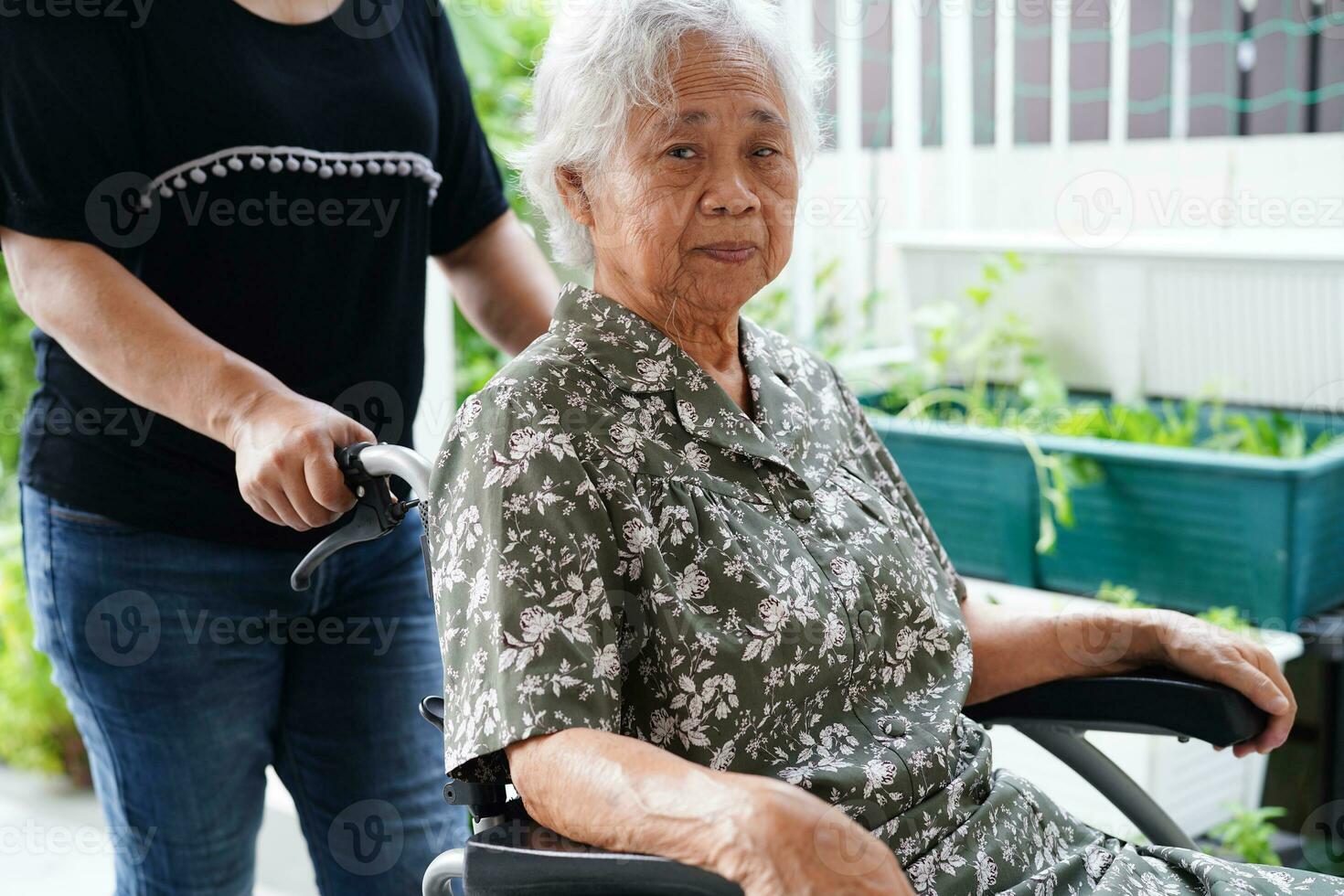 médecin Aidez-moi asiatique personnes âgées femme invalidité patient séance sur fauteuil roulant dans hôpital, médical concept. photo