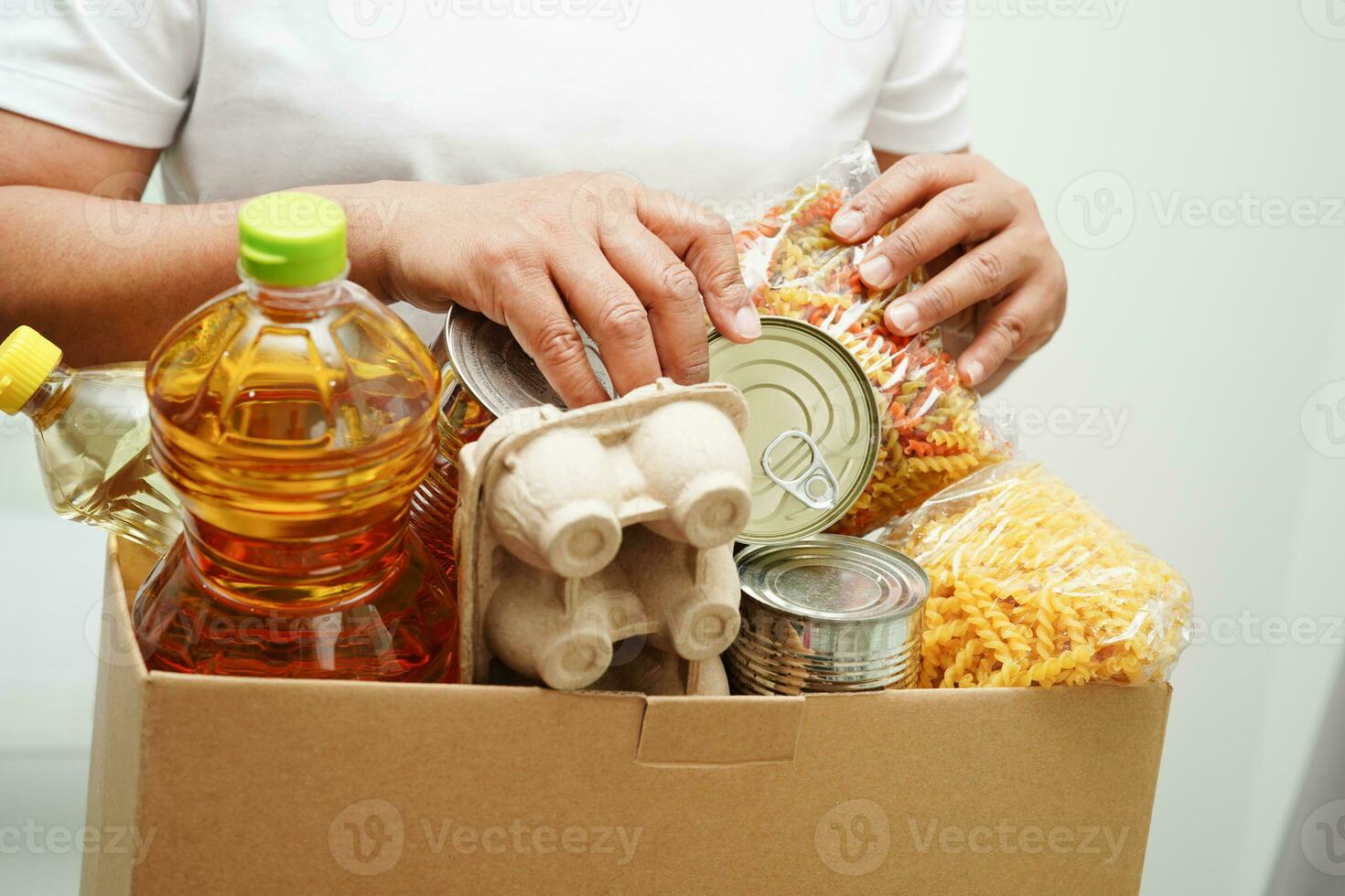 denrées alimentaires dans une boîte de dons pour les volontaires pour aider les gens. photo