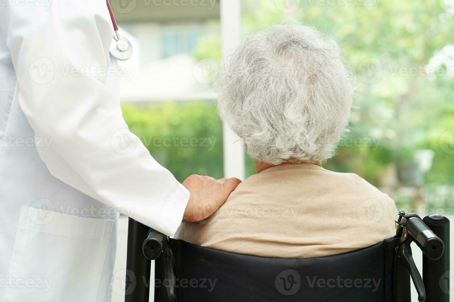 médecin Aidez-moi asiatique personnes âgées femme invalidité patient séance sur fauteuil roulant dans hôpital, médical concept. photo