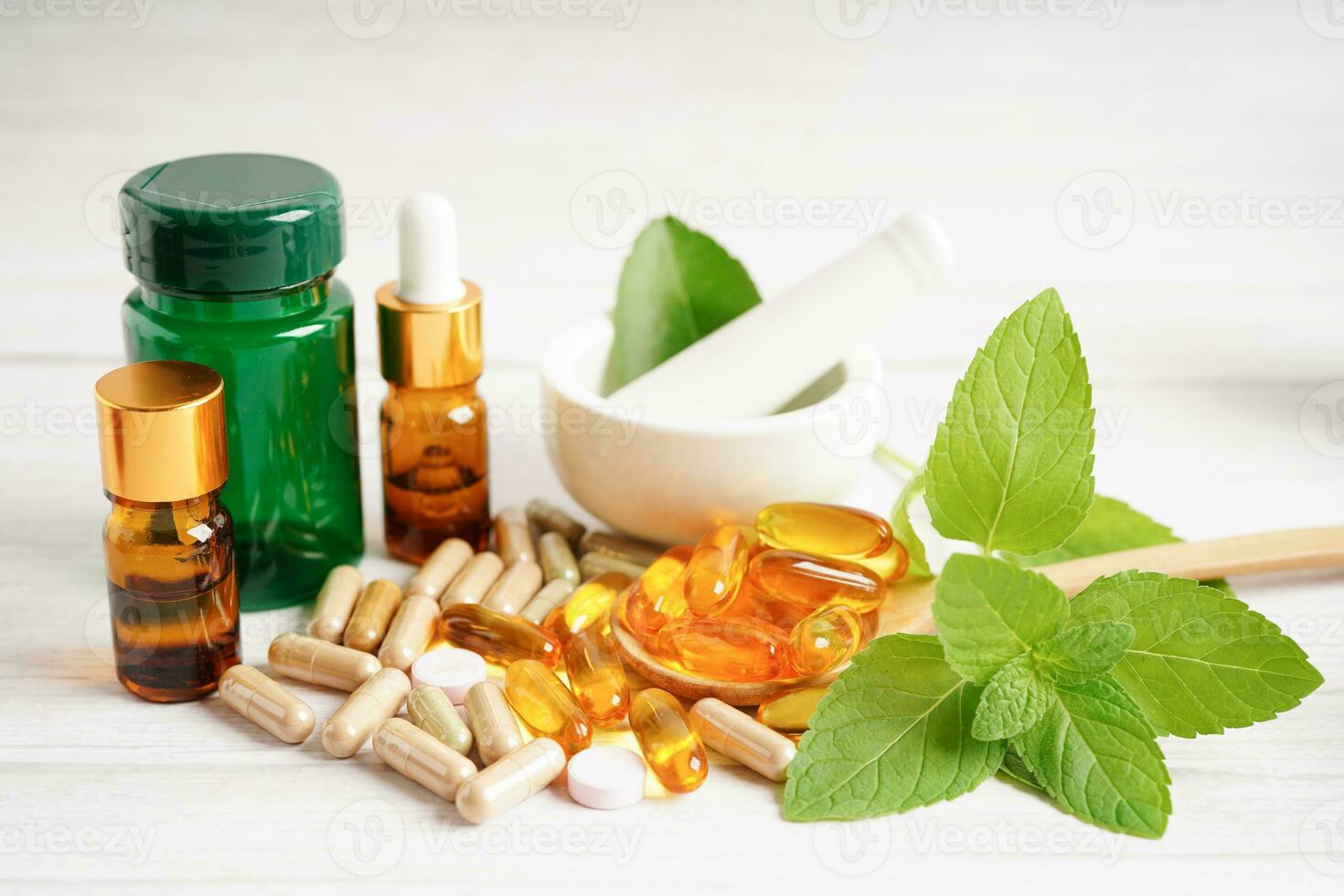 capsule biologique à base de plantes de médecine alternative avec vitamine e oméga 3 huile de poisson, minéral, médicament avec feuilles d'herbes suppléments naturels pour une bonne vie saine. photo