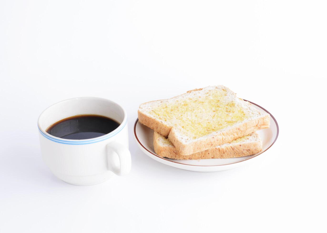 Tasse à café et pain de mie sur fond blanc photo