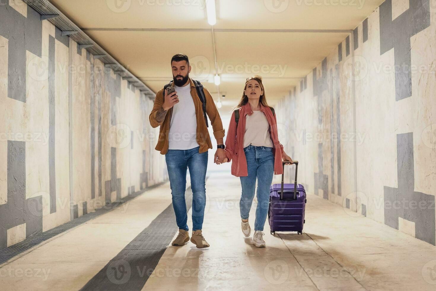 adulte couple est dans une se dépêcher à capture le train sur temps. photo