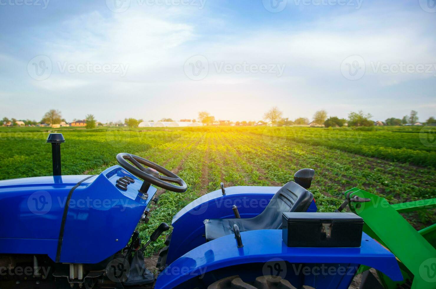 bleu tracteur sur ferme champ. agricole machinerie et technologie. agriculture et légume croissance. modernisation. subventions et impôt remboursements pour achat de Nouveau équipement. agriculture et agro industrie photo