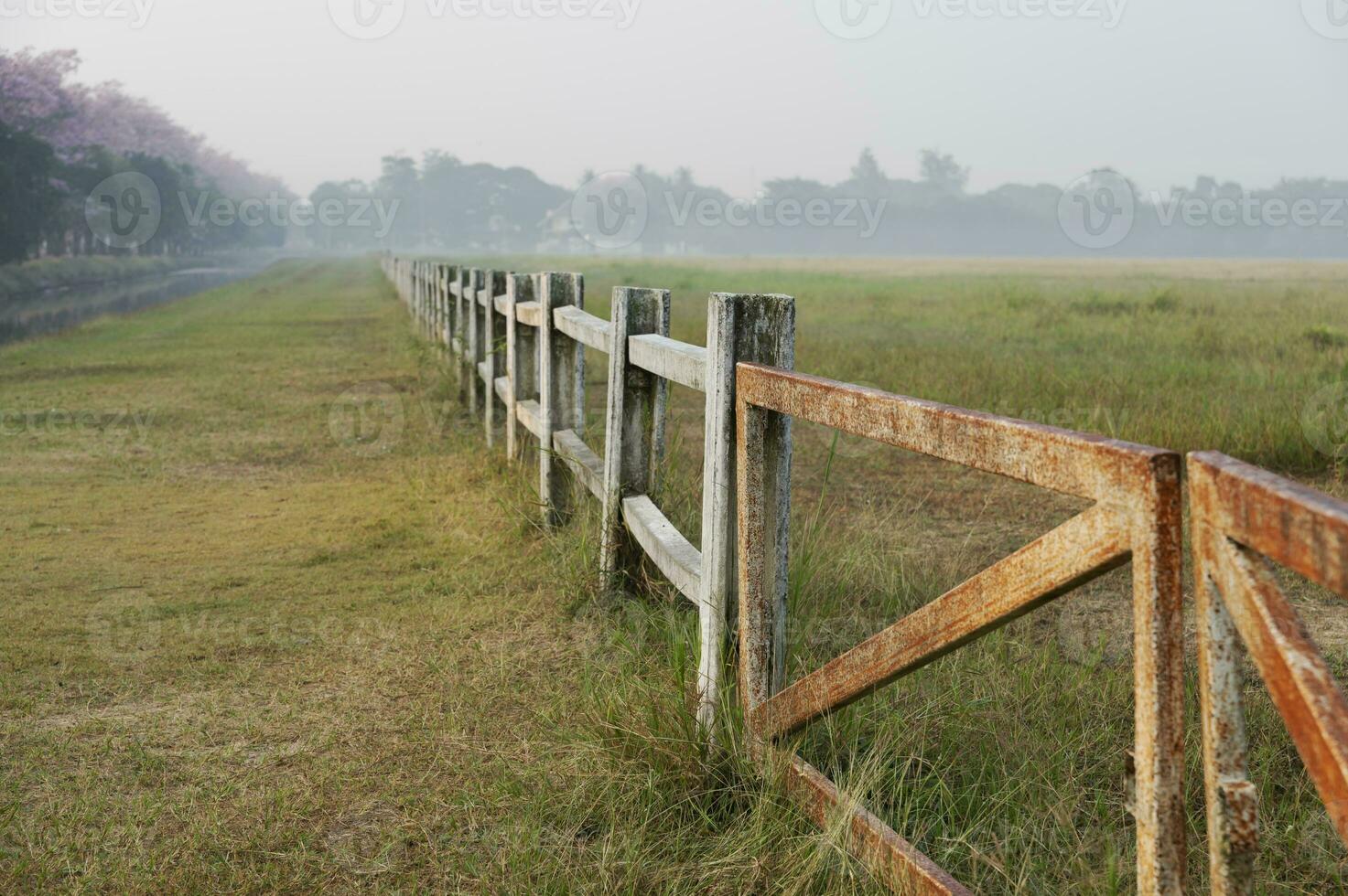 cheval ferme avec vieux en bois clôture sur sec pâturage de Naturel paysage photo