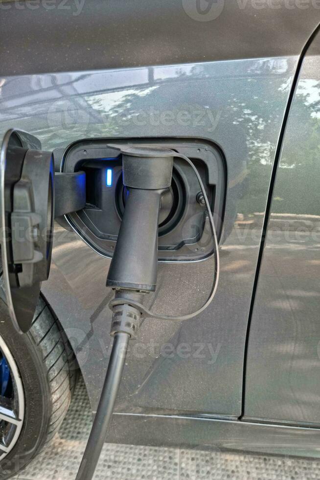 le ev voiture est accusé avec le électrique énergie contenait dans le batterie. photo