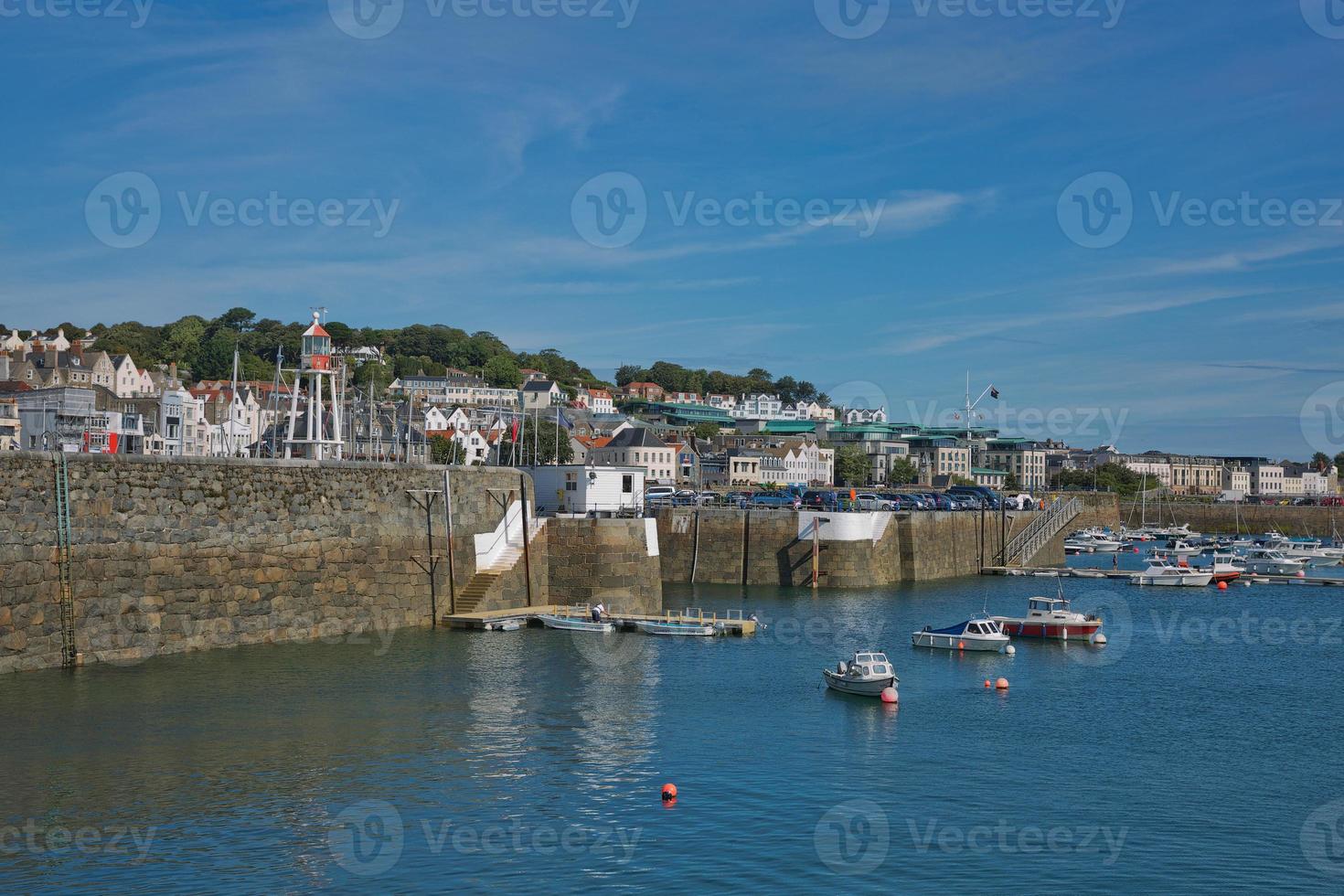 Vue panoramique sur une baie de Saint Peter Port à Guernesey Channel Islands UK photo