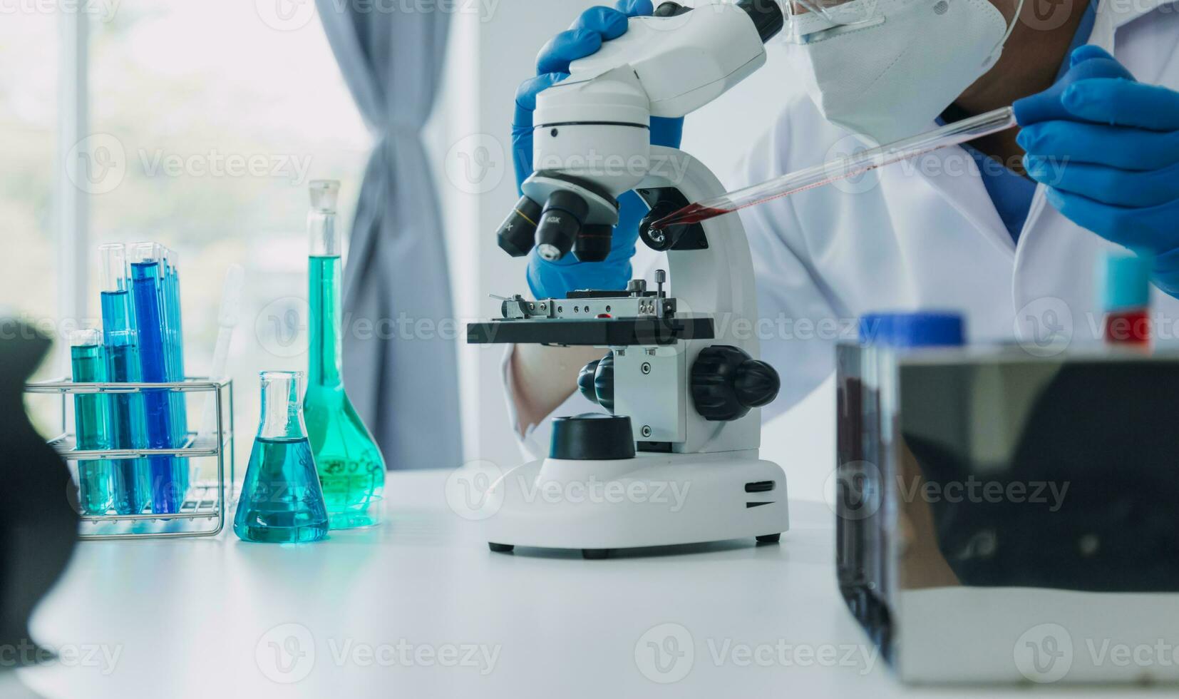 main de scientifique avec tester tube et ballon dans médical chimie laboratoire bleu bannière Contexte photo