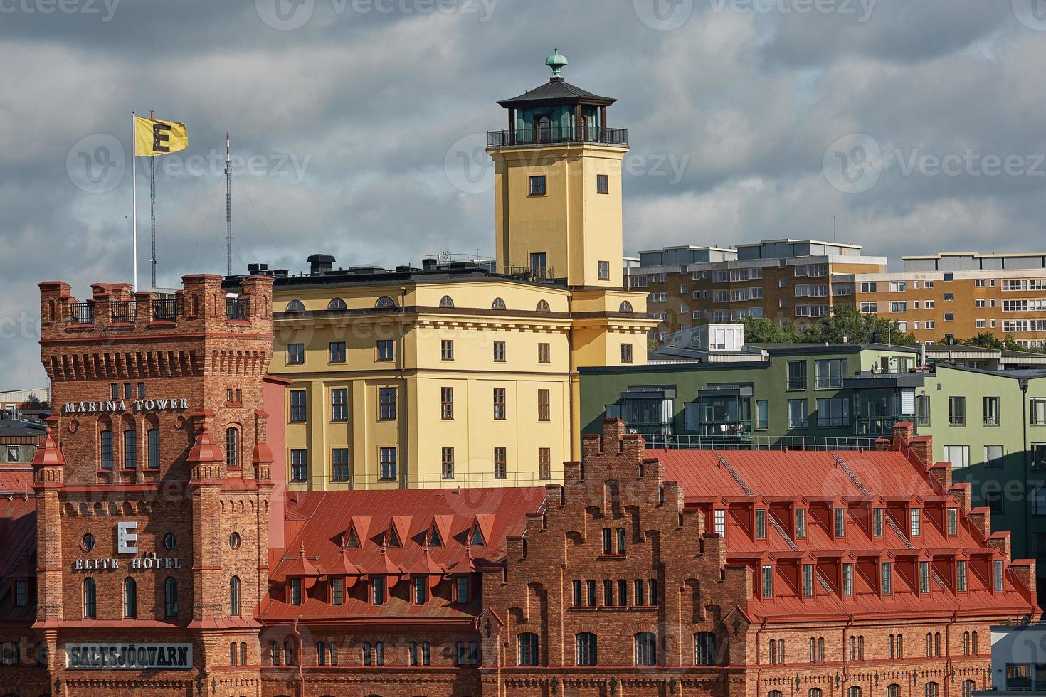 Vue de l'hôtel d'élite Marina Tower près du centre-ville de la capitale suédoise avec ciel dramatique en arrière-plan photo