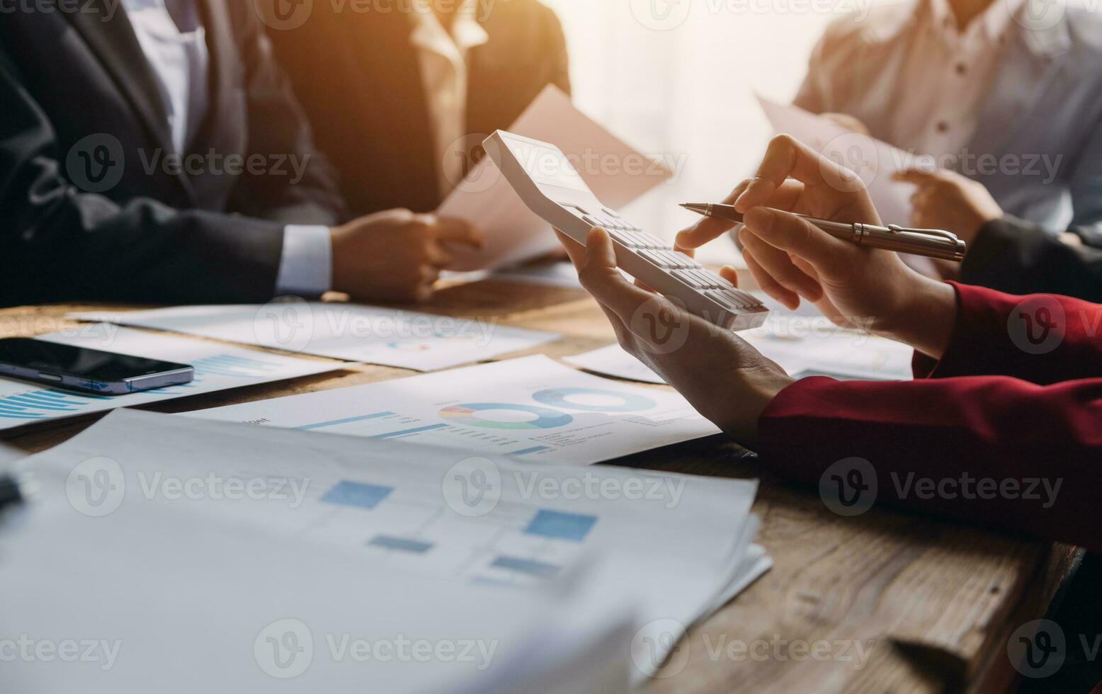 groupe de jeunes collègues d'affaires créatifs de l'équipe d'affaires asiatiques au bureau heureux d'être un travail d'équipe de partenariat réussi célébrant la réussite et le concept de réussite. photo